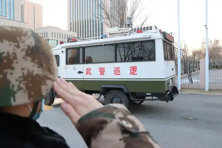 在元旦期间,武警天津总队某支队官兵按规定路线展开巡逻,在车站和旅游