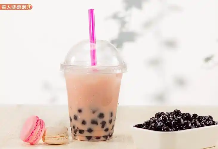 建议喝珍奶选择一杯无糖小杯珍珠鲜奶茶,相信能喝的较为轻松无负担.