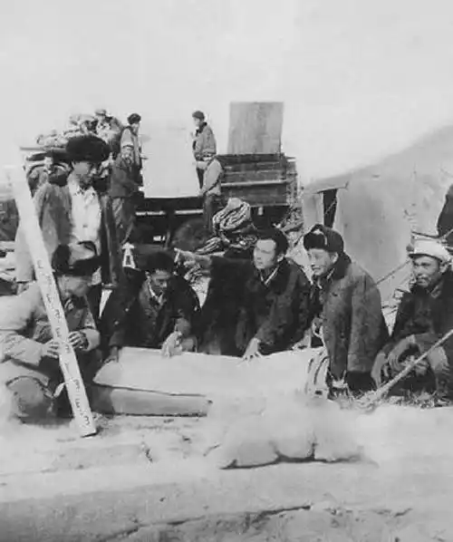 焦裕禄的葬礼有多隆重?出殡之日10万人到场,群众跳坑不舍他下葬