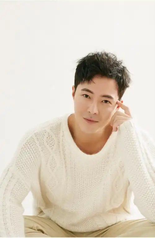 张子文曝白色毛衣写真 温暖笑容狂撩人