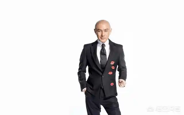 40岁光头男人配什么衣服(光头男士服装搭配图片)