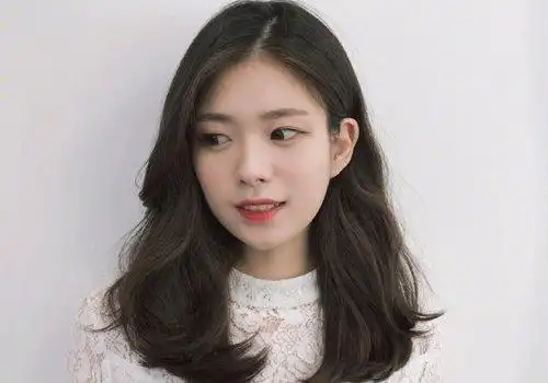 每个时期都有好看的中长发发型 被藏起来的中长发女生才是美好的化身