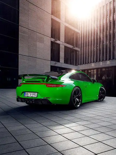 保时捷911carrera4s跑车高清手机壁纸,绿色车身,黑色的轮胎,带绿色