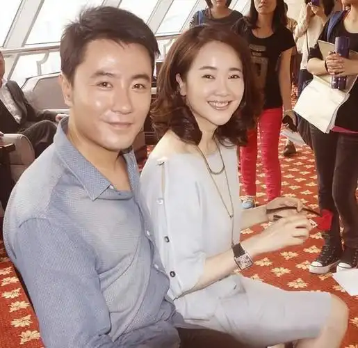 左小青与演员赵阳2010年10月,左小青与高权健领取了结婚证.