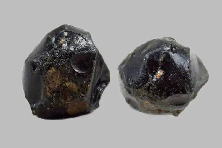 70g此玻璃陨石外形呈不规则状,为半透明的玻璃质体,有微弱磁性,颜色为