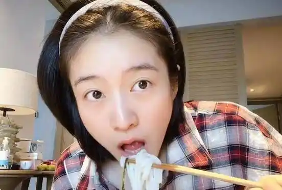 原创张雪迎增肥7斤吃米线连汤都喝光宅家不化妆蹲着刷牙太接地气