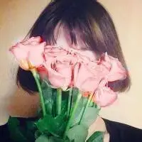 一个短发女生拿粉色玫瑰花遮脸的头像