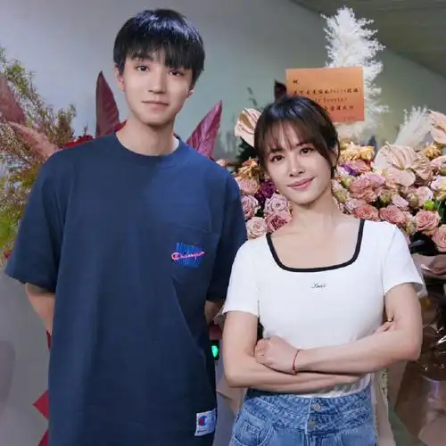 喜欢这个身高差,一不小心就头能靠在肩膀上(bushi    #王俊凯蔡依林手