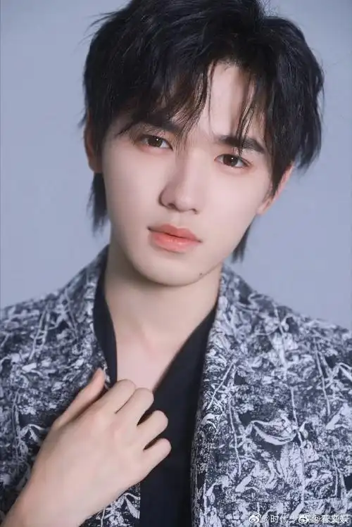 宋亚轩白t发带剧照##宋亚轩白t发带造型