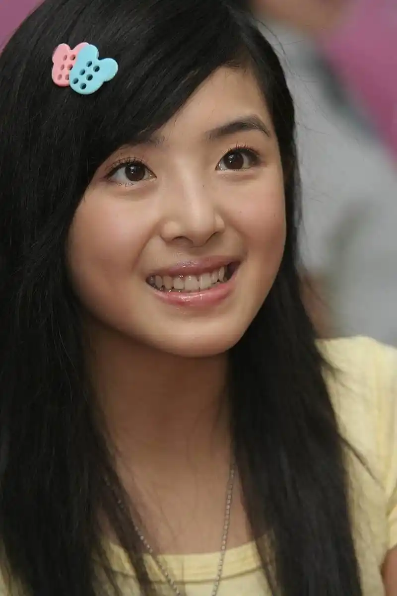 年轻时的张含韵美美的,散发着年轻时尚的气质,又纯纯的,憨憨的,气质