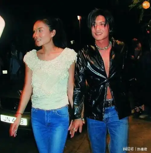 王菲谢霆锋牵手甜蜜亮相锋菲恋又惹争议