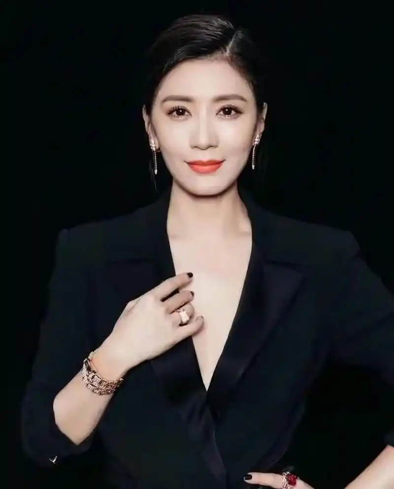 48岁贾静雯《乘风破浪的姐姐4》,状态杀疯了,双眸晶莹剔透  48岁