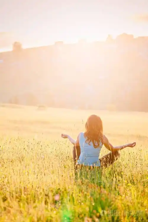 女性在阳光明媚的早晨享受生活山上快乐的年轻女人松弛概念