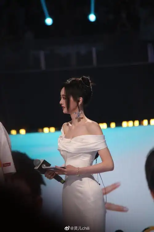 解说灵儿晒kpl春决返图白色露肩长裙端庄大方