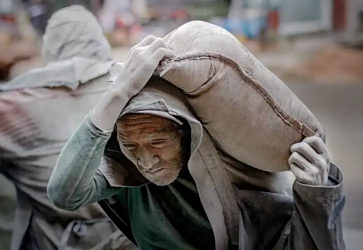 秀苦力的网红们装什么卖苦力的装卸工用生命装点劳动者本色