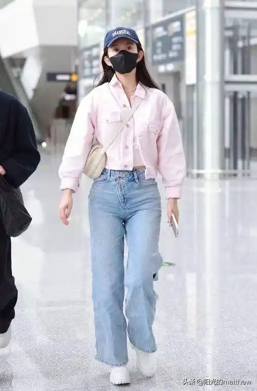 孟子义现身北京机场粉色短外套搭牛仔裤清新利落