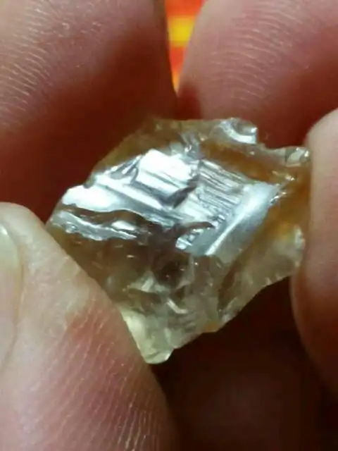 钻石原石,有懂的朋友们吗?帮忙给看看呢