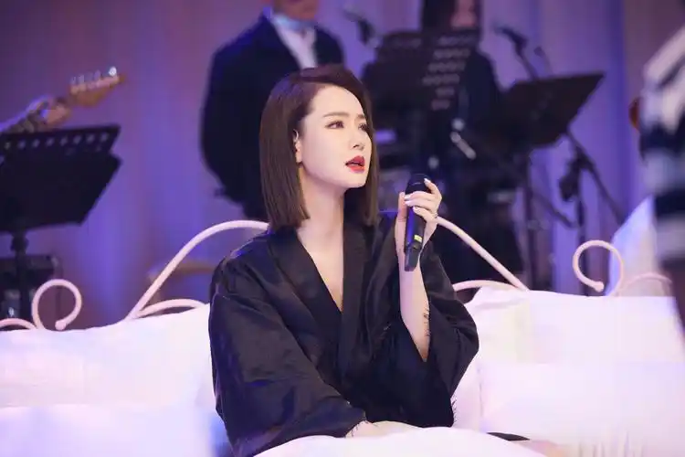 终于又变成短发啦!是熟悉的黑长直,干练又精致!|戚薇_新浪新闻