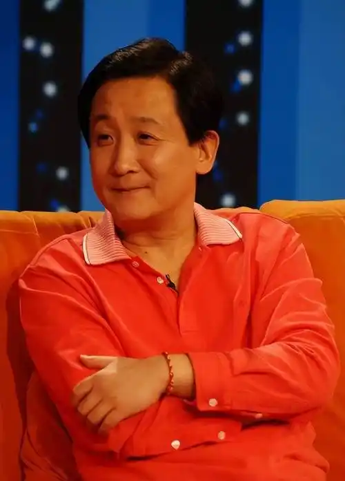 通过与陈强,陈佩斯等经验丰富的演员的默契合作,梁天找到了自己在喜剧