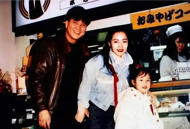 从江湖大哥到无人问津,曾红过刘德华的万梓良,晚年沦落酒吧卖唱