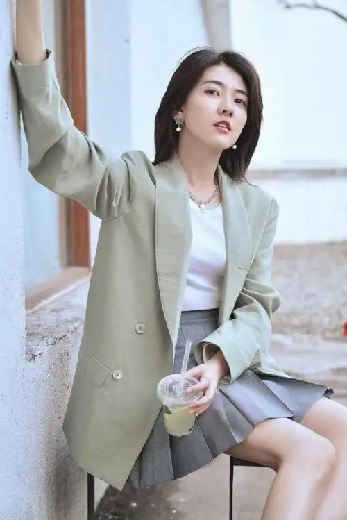 梁洁端午节大片粽叶色西装清新自然短发造型俏皮灵动