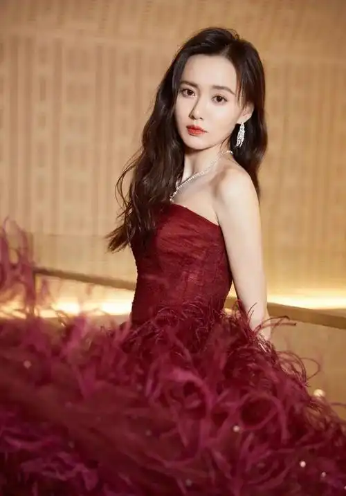 江铠同 ,红色礼服优雅的样子,和红花一样的有魅力.