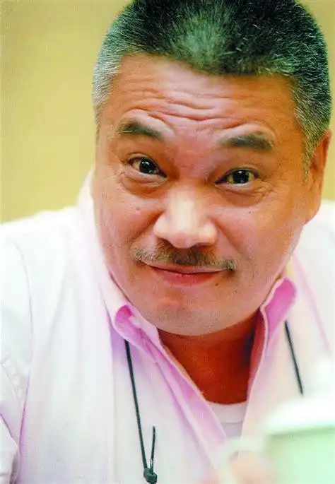 吴孟达一半笑一半哭的照片