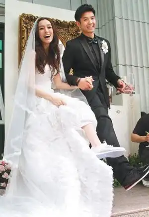 陈建州(右)和范玮琪昨天在教堂举办结婚仪式,两人俏皮秀出闪亮球鞋.