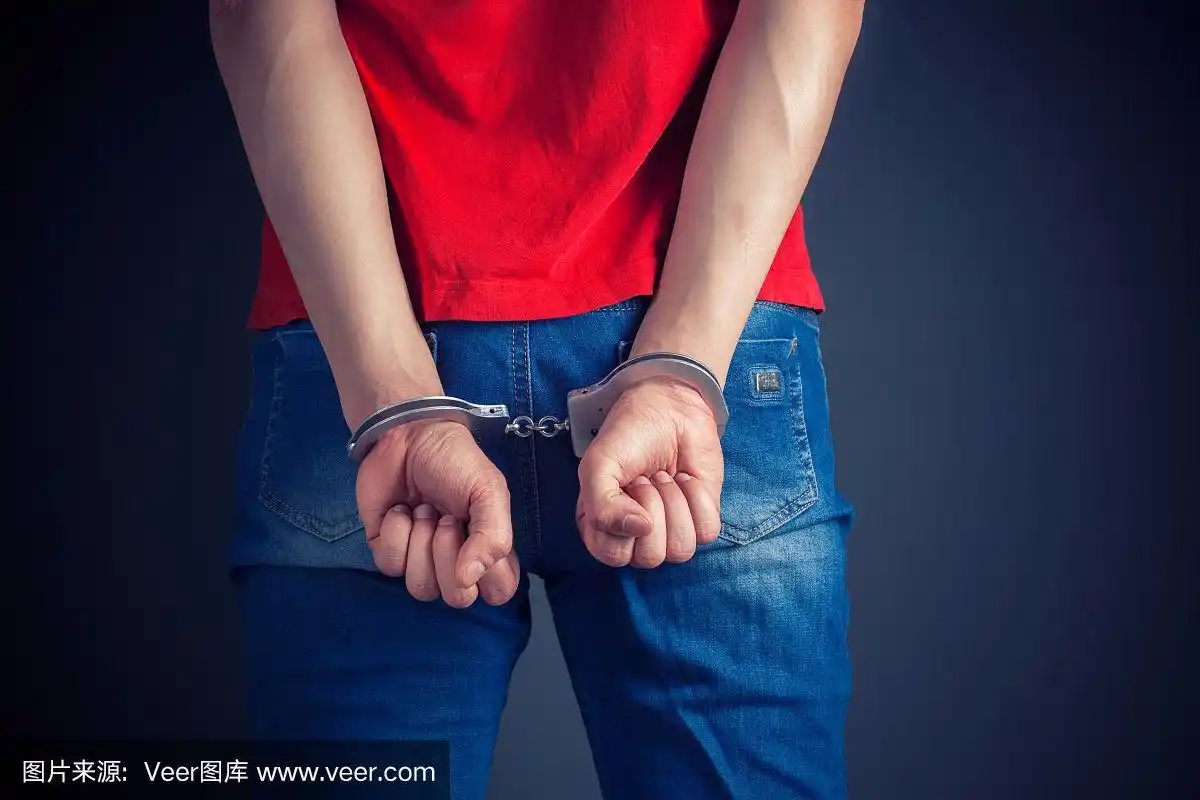 男人的手戴着手铐