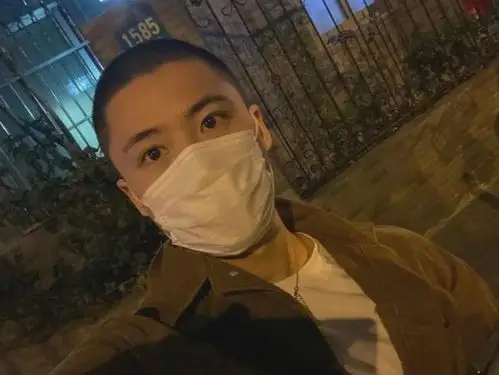 肌肉猛男老师引发舔屏,网友都想上他课|型男|胸肌|寸头|脸蛋_网易订阅