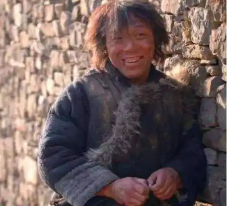 原创同是演乞丐周星驰用手抓饭刘德华睡大街杨颖是来搞笑的