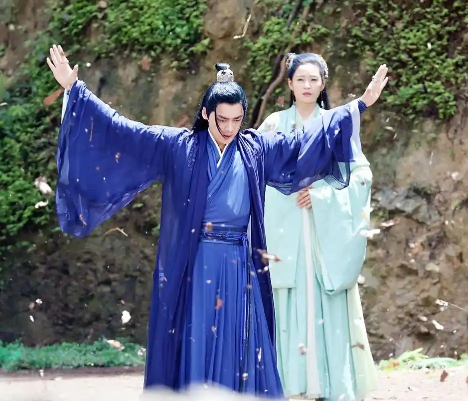 李易峰妥妥的古装美男子,他是神仙般的百里屠苏,也是满满侠义张小凡!