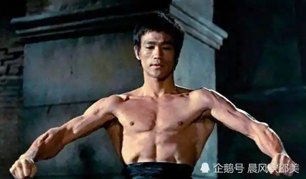 海帝:李小龙主要是背阔肌比较发达,其他部位都太过精瘦有点部队闹种