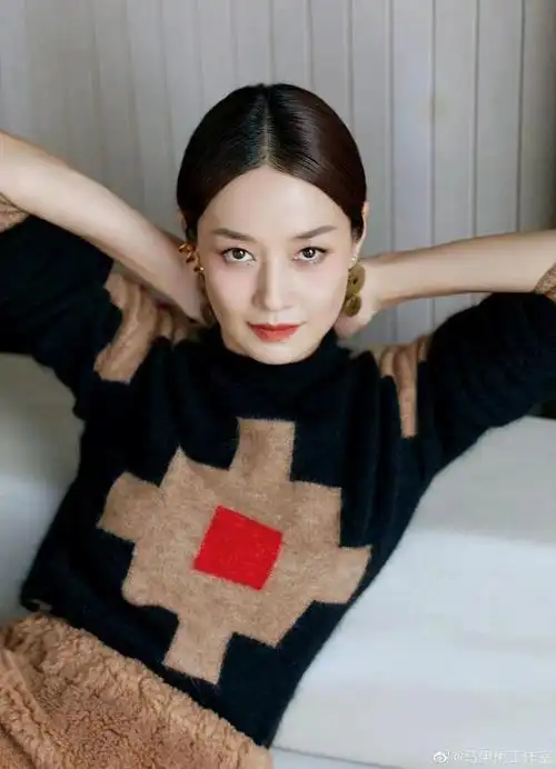 马伊琍真时尚穿毛绒短裙气质减龄换新发型美得耳目一新