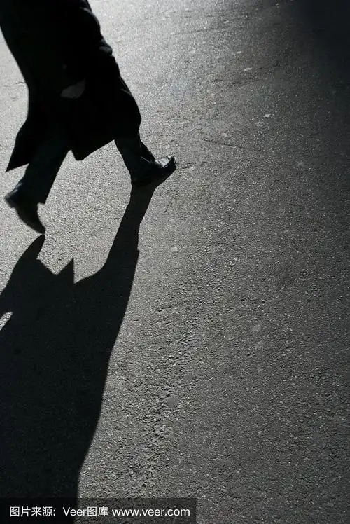 商人的影子在街上行走