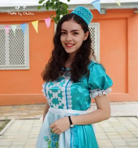 伊宁市萨班节现场,塔塔尔族姑娘 姑娘穿普通服饰和另外一位塔塔尔