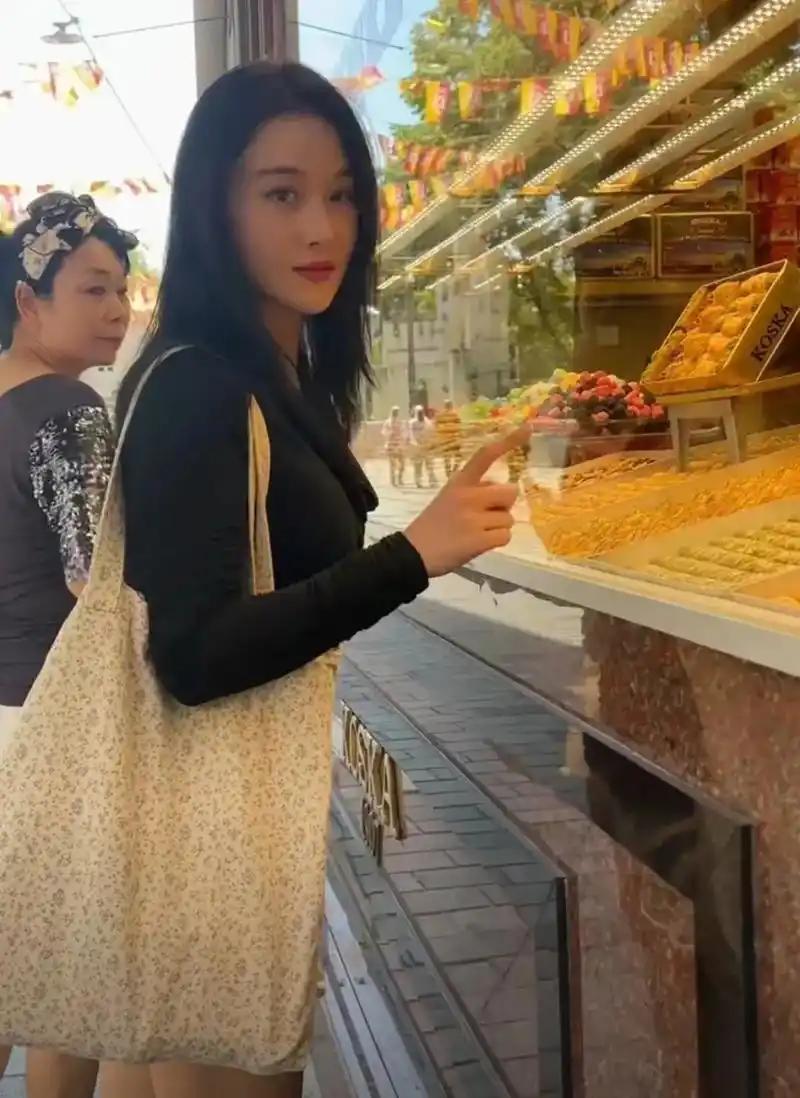 张馨予分享老公视角生活照,她出门都会化全妆,颜值确实是普通人比不了