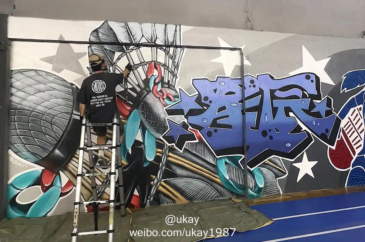 前段时间给星辰羽毛球馆现场喷绘的涂鸦  - 抖音