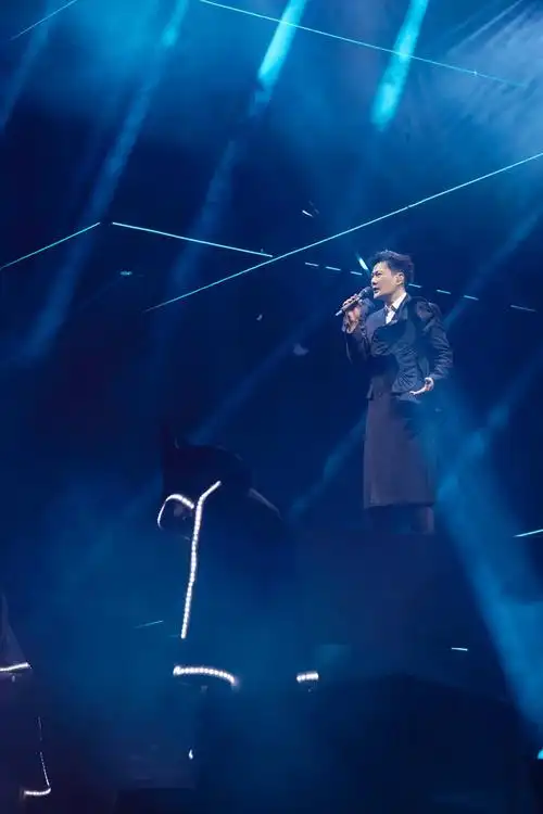 张信哲伍佰雨夜成都开唱歌迷的青春记忆被经典唤醒
