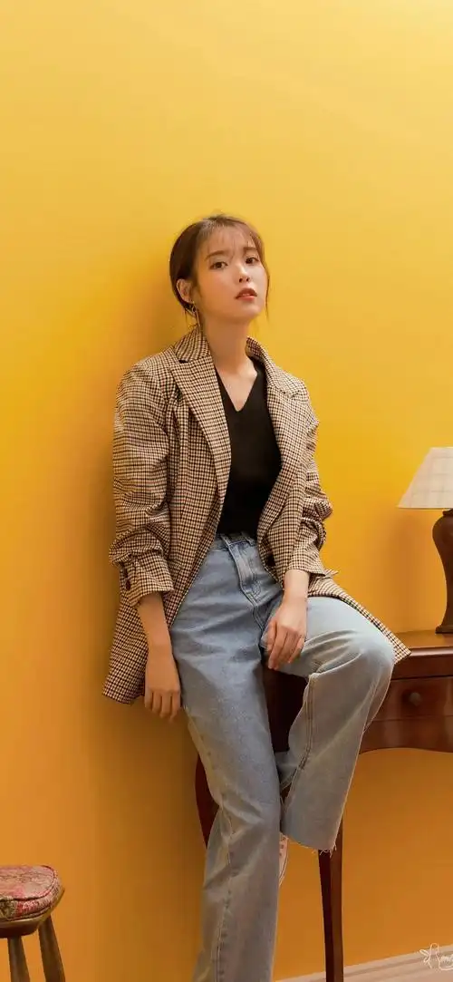 iu李知恩休闲西装牛仔裤穿搭帅气坐在桌子上手机壁纸
