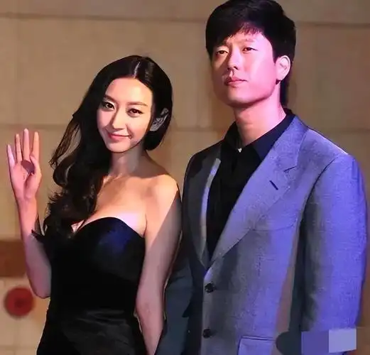 唐一菲一家走机场,凌潇肃百元服装好朴素,儿子是个听话的美男子