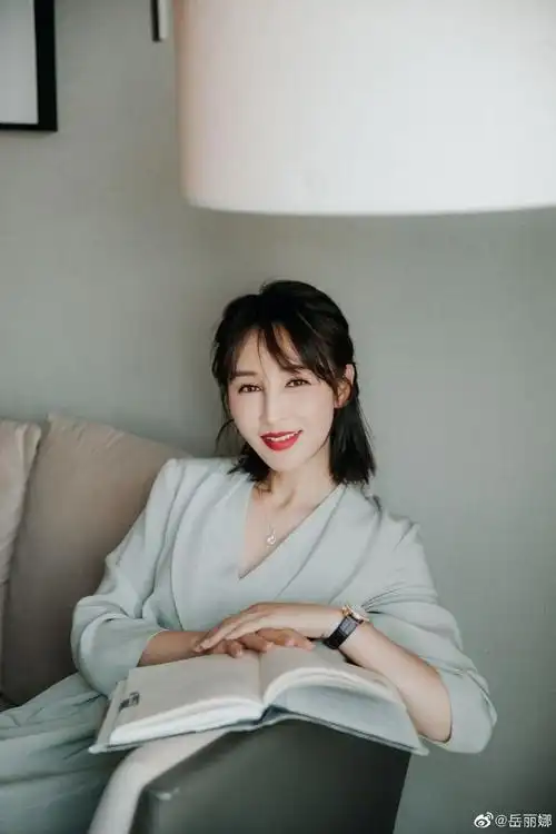 岳丽娜曝光近照,皮肤紧致体态轻盈尽显好状态
