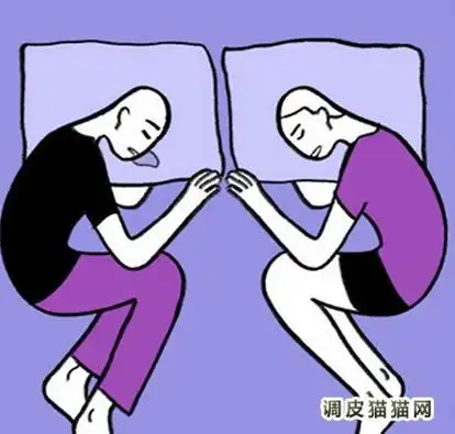 小宝宝的睡姿好奇葩 10大情侣奇葩睡姿 这个姿势你一定做过