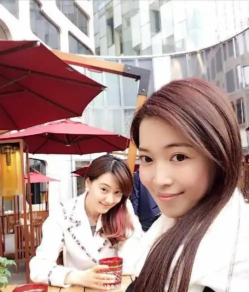 回顾她是东方卫视主持人,曾风光出嫁,离婚后11年独自抚养儿子长大