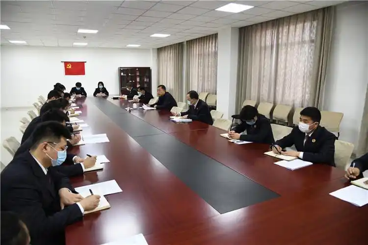 省检察院党组副书记,副检察长李玉龙在办公室宣讲党的十九届五中