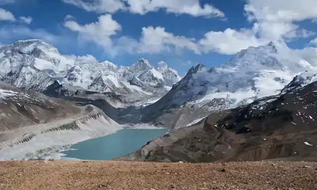 喜马拉雅山是世界上最高的山脉,坐落于我国的青藏高原,其中最高的山峰