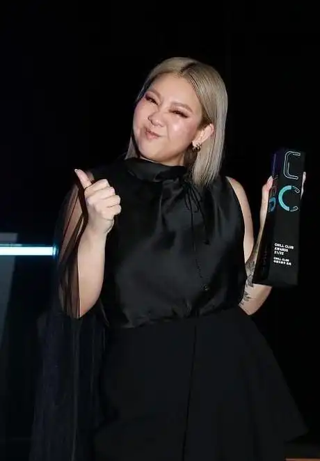 郑欣宜瘦下来太美了穿黑色连衣裙高级感十足自信又优雅