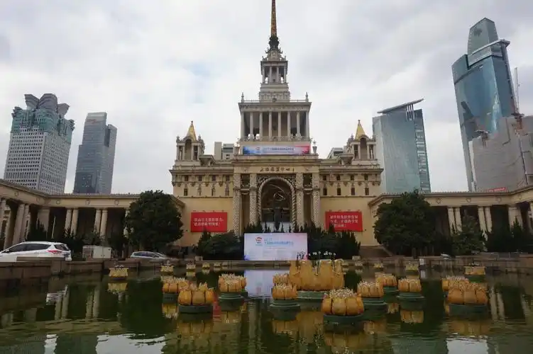 上海展览中心的建筑风格为俄罗斯古典主义建筑风格,对俄罗斯建筑风格