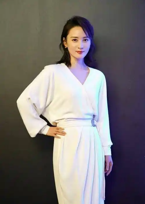 蒋勤勤终于高调一回,一身白色连衣裙优雅高级,44岁美入骨子里!