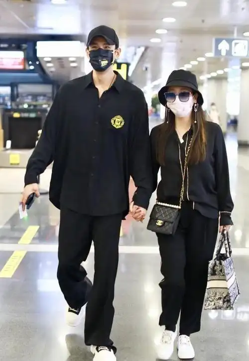 小李琳和老公同穿黑色,身材娇小好受宠,看不出6岁年龄差别